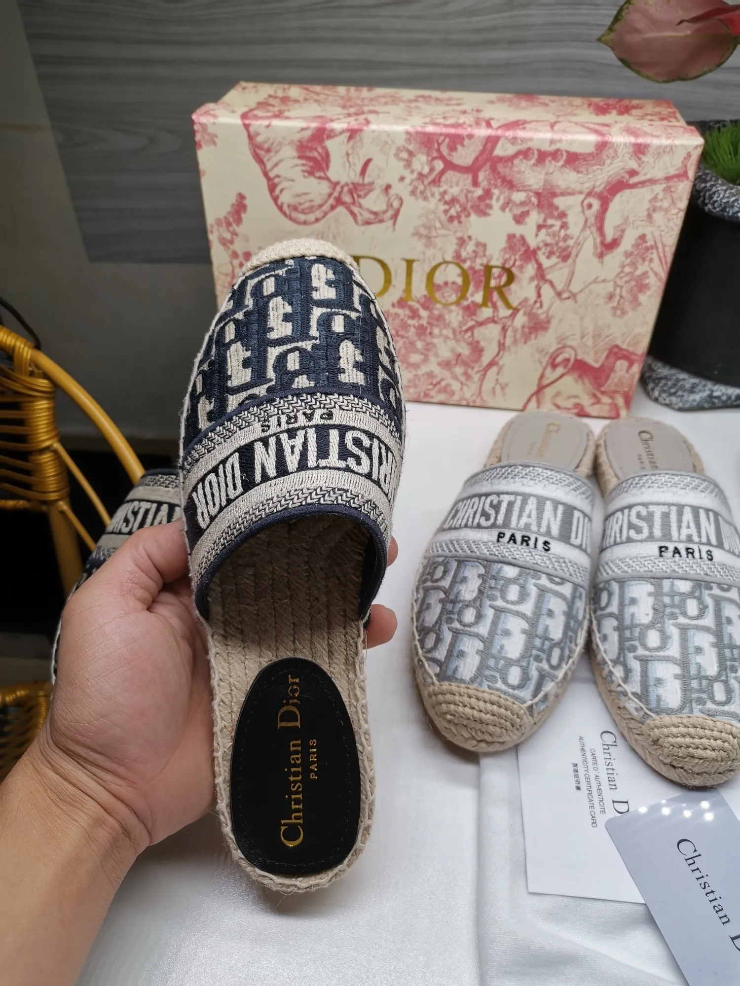 👟👟Ex-factory price 400👟👟 In 2020, new colors are coming simultaneously on the official website of the DIOR fisherman shoe series: original development, original anatomy display, exclusive outsole, you can compare as you like.  [Material] 1⃣️Sole: The only 1:1 exclusive rubber sole on the market 🌸. Fabric original embroidery. Lining: imported sheepskin, delicate and soft. [Size] 35-40.